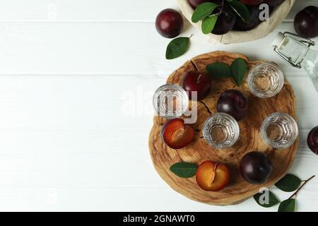 Konzept von Alkohol mit Pflaume Wodka, Raum für Text Stockfoto