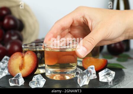 Konzept von Alkohol mit Pflaume Wodka, Nahaufnahme Stockfoto