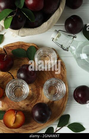 Konzept von Alkohol mit Pflaume Wodka, Draufsicht Stockfoto