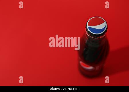 Odessa, Ukraine - 23. September 2021: Pepsi-Flasche auf rotem Hintergrund. Stockfoto