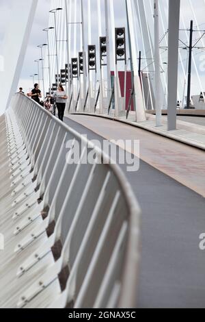 Rotterdam, Niederlande – 13. September 2021: Fußgänger auf der Erasmus-Brücke in Rotterdam Stockfoto