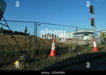 Straßenarbeiten auf der Autobahn M1 Northamptonshire UK, Herstellung eines intelligenten Autobahnkegels Verkehrsampeln Kreuzung 15 Metallgeländer Eisenbahn Metallschild Stockfoto