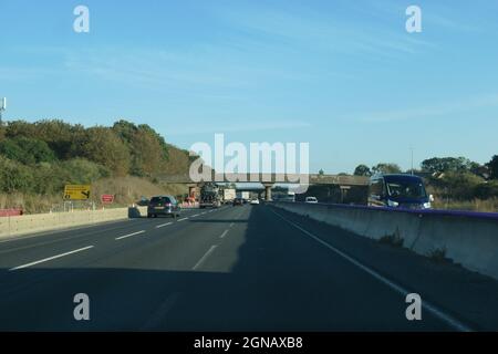 Bauarbeiten auf der Autobahn M1 Northamptonshire UK, die eine intelligente Autobahnkreuzung bilden 15 Autos Autoverkehr verkehrsreiche, schnelle Straßenbarrieren Stockfoto