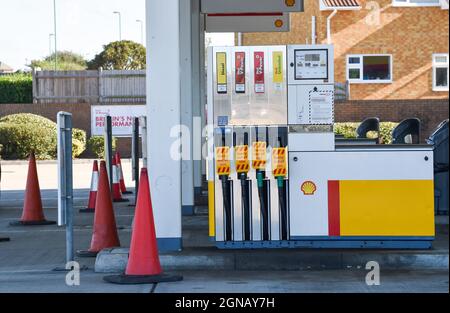 Brighton UK 24. September 2021 - Eine Shell-Garage in Shoreham in der Nähe von Brighton hat heute Morgen keinen Treibstoff zu verkaufen und alle Pumpen sind außer Betrieb. Ein Mangel an Tankwagen-Fahrern, die in ganz Großbritannien ausliefern, hat diese Woche Probleme verursacht : Credit Simon Dack / Alamy Live News Stockfoto