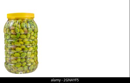 Platz kopieren, eingelegte grüne Oliven. Salzgrün zerkleinerte Oliven in der Flasche isoliert auf weißem Hintergrund. Stockfoto