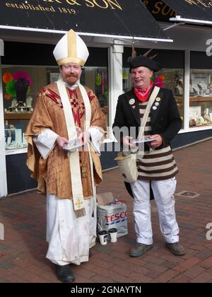 LEWES, VEREINIGTES KÖNIGREICH - 05. Nov 2018: Menschen in ausgefallenen Kostümen im Stadtzentrum von Lewes in Vorbereitung auf die berühmte Guy Fawkes Bonfire Night-Berühmtheit Stockfoto