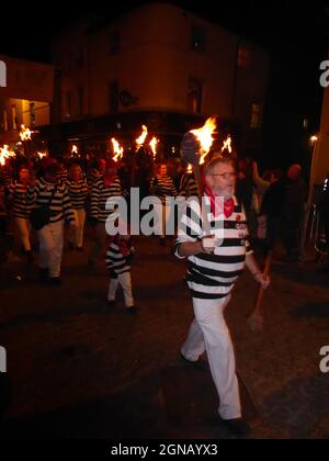 LEWES, GROSSBRITANNIEN - 05. Nov 2018: Menschen in Kostümen bei Nacht mit brennenden Fackeln feiern Guy Fawkes Bonfire Night Stockfoto