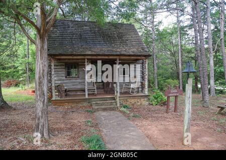 LANCASTER, VEREINIGTE STAATEN - 03. Sep 2021: Eine Nachbildung eines alten Schulhauses ist im Andrew Jackson State Park in Lancaster, South Carolina, zu sehen. Stockfoto