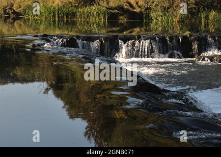 Wasserfälle am Fluss Dobra in Kroatien. Stockfoto