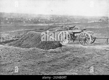 Fredericksburg, Virginia, Februar 1863. Im Vordergrund stehen drei Kanonen von Tylers Connecticut-Batterie. Aus dem Buch „der Bürgerkrieg durch die Kamera“ stammen Hunderte von lebendigen Fotos, die in der Zeit des Bürgerkriegs aufgenommen wurden, 16 Reproduktionen in Farbe berühmter Kriegsbilder. Die neue Textgeschichte von Henry W. Elson. A. vollständige illustrierte Geschichte des Bürgerkrieges Stockfoto