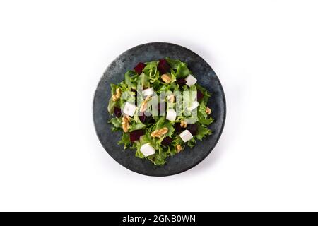 Rote Beete Salat mit Feta-Käse, Salat und Walnüssen isoliert auf weißem Hintergrund Stockfoto