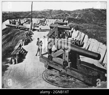 Battery Sherman, auf der Jackson Road, vor Vicksburg, Mississippi. [Die Belagerung von Vicksburg (18. Mai – 4. Juli 1863) war die letzte große militärische Aktion im Vicksburger Feldzug des amerikanischen Bürgerkrieges. In einer Reihe von Manövern überquerten Union Maj. General Ulysses S. Grant und seine Armee aus Tennessee den Mississippi River und trieben die Konföderierte Armee von Mississippi, angeführt von LT. General John C. Pemberton, in die Verteidigungslinien um die Festungsstadt Vicksburg, Mississippi]. Aus dem Buch „der Bürgerkrieg durch die Kamera“ Hunderte von lebendigen Fotos, die tatsächlich in Bürgerkrieg t aufgenommen wurden Stockfoto