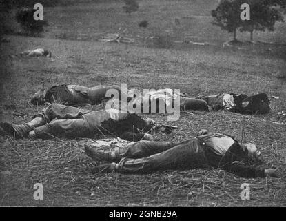 FEDERAL DEAD IN GETTYSBURG, 1. JULI 1863 aus dem Buch "der Bürgerkrieg durch die Kamera" Hunderte von lebendigen Fotos tatsächlich in der Zeit des Bürgerkrieges aufgenommen, sechzehn Reproduktionen in Farbe von berühmten Kriegsgemälden. Die neue Textgeschichte von Henry W. Elson. A. vollständige illustrierte Geschichte des Bürgerkrieges Stockfoto