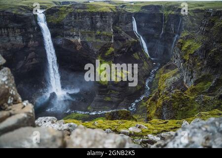 Dramatische Landschaft mit epischem Haifoss-Wasserfall im Landmannalaugar Canyon, Island Stockfoto