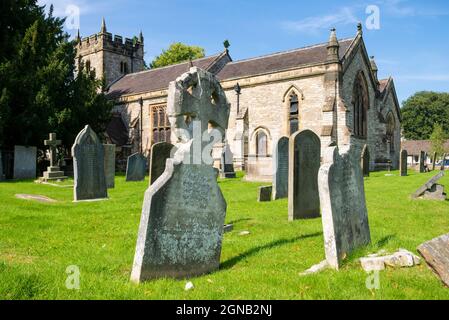 Die Pfarrkirche der Heiligen Dreifaltigkeit, Ashford-in-the-Water, ein Dorf in der Nähe von Bakewell, Derbyshire Peak District National Park, England, Großbritannien, GB, Europa Stockfoto