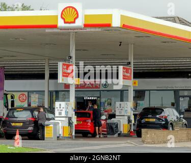 Glasgow, Schottland, Großbritannien 24. September 2021. Mangel an Tankwagenfahrern drohen leere Zwangsvorräte mit Warnungen, die langfristige Engpässe versprechen. In der Nähe des Great Western Retail ParkCredit Gerard Ferry/Alamy Live News Stockfoto