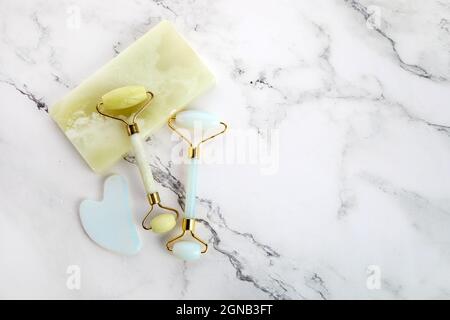 Gua Sha Gesichtswalze für Massage. Hebe- und Tonungsbehandlung zu Hause. Stockfoto