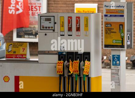 Brentwood, Großbritannien. September 2021. Brentwood Essex 24. September 2021 Benzinpanik; geschlossene Petral-Station und kilometerlange Warteschlangen an einer offenen Esso-Tankstelle in Brentwood Essex Credit: Ian Davidson/Alamy Live News Stockfoto