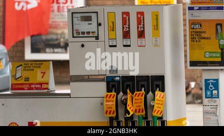 Brentwood, Großbritannien. September 2021. Brentwood Essex 24. September 2021 Benzinpanik; geschlossene Petral-Station und kilometerlange Warteschlangen an einer offenen Esso-Tankstelle in Brentwood Essex Credit: Ian Davidson/Alamy Live News Stockfoto