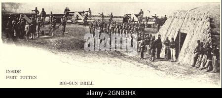 Big Gun Drill in Fort Totten aus dem Buch "der Bürgerkrieg durch die Kamera" Hunderte von lebendigen Fotos tatsächlich in der Zeit des Bürgerkrieges aufgenommen, sechzehn Reproduktionen in Farbe von berühmten Kriegsgemälden. Die neue Textgeschichte von Henry W. Elson. A. vollständige illustrierte Geschichte des Bürgerkrieges Stockfoto