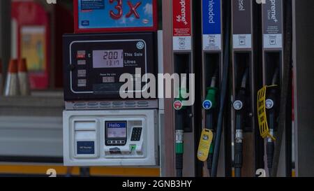 Brentwood, Großbritannien. September 2021. Brentwood Essex 24. September 2021 Benzinpanik; geschlossene Petral-Station und kilometerlange Warteschlangen an einer offenen Esso-Tankstelle in Brentwood Essex Credit: Ian Davidson/Alamy Live News Stockfoto