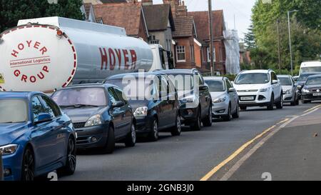 Brentwood, Großbritannien. September 2021. Brentwood Essex 24. September 2021 Benzinpanik; geschlossene Petral-Station und kilometerlange Warteschlangen an einer offenen Esso-Tankstelle in Brentwood Essex Credit: Ian Davidson/Alamy Live News Stockfoto