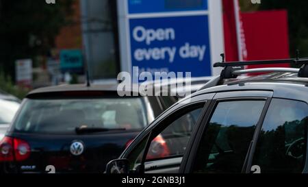 Brentwood, Großbritannien. September 2021. Brentwood Essex 24. September 2021 Benzinpanik; geschlossene Petral-Station und kilometerlange Warteschlangen an einer offenen Esso-Tankstelle in Brentwood Essex Credit: Ian Davidson/Alamy Live News Stockfoto