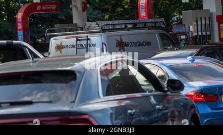 Brentwood, Großbritannien. September 2021. Brentwood Essex 24. September 2021 Benzinpanik; geschlossene Petral-Station und kilometerlange Warteschlangen an einer offenen Esso-Tankstelle in Brentwood Essex Credit: Ian Davidson/Alamy Live News Stockfoto