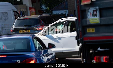 Brentwood, Großbritannien. September 2021. Brentwood Essex 24. September 2021 Benzinpanik; geschlossene Petral-Station und kilometerlange Warteschlangen an einer offenen Esso-Tankstelle in Brentwood Essex Credit: Ian Davidson/Alamy Live News Stockfoto