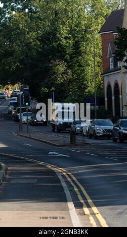 Brentwood, Großbritannien. September 2021. Brentwood Essex 24. September 2021 Benzinpanik; geschlossene Petral-Station und kilometerlange Warteschlangen an einer offenen Esso-Tankstelle in Brentwood Essex Credit: Ian Davidson/Alamy Live News Stockfoto