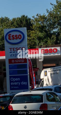 Brentwood, Großbritannien. September 2021. Brentwood Essex 24. September 2021 Benzinpanik; geschlossene Petral-Station und kilometerlange Warteschlangen an einer offenen Esso-Tankstelle in Brentwood Essex Credit: Ian Davidson/Alamy Live News Stockfoto