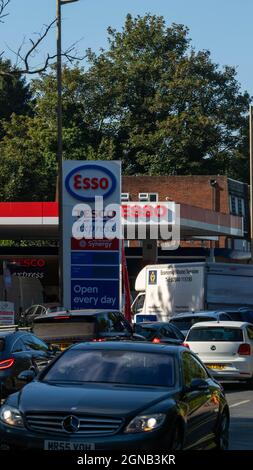 Brentwood, Großbritannien. September 2021. Brentwood Essex 24. September 2021 Benzinpanik; geschlossene Petral-Station und kilometerlange Warteschlangen an einer offenen Esso-Tankstelle in Brentwood Essex Credit: Ian Davidson/Alamy Live News Stockfoto