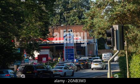 Brentwood, Großbritannien. September 2021. Brentwood Essex 24. September 2021 Benzinpanik; geschlossene Petral-Station und kilometerlange Warteschlangen an einer offenen Esso-Tankstelle in Brentwood Essex Credit: Ian Davidson/Alamy Live News Stockfoto