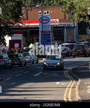 Brentwood, Großbritannien. September 2021. Brentwood Essex 24. September 2021 Benzinpanik; geschlossene Petral-Station und kilometerlange Warteschlangen an einer offenen Esso-Tankstelle in Brentwood Essex Credit: Ian Davidson/Alamy Live News Stockfoto