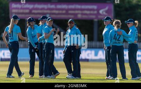 Das englische Team entspannt sich zwischen den Wickets beim 4. Women's One Day International gegen Neuseeland Stockfoto