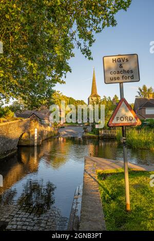 Der ford in Eynesford, Kent. An einem Sommerabend, mit dem Kirchturm von Saint Martin Eynsford in der Ferne Stockfoto