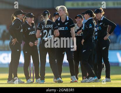 Die Neuseeländerin Hannah Rowe (Mitte) feiert das Dickicht von Tammy Beaumont in England beim 4. Women's One Day International Stockfoto