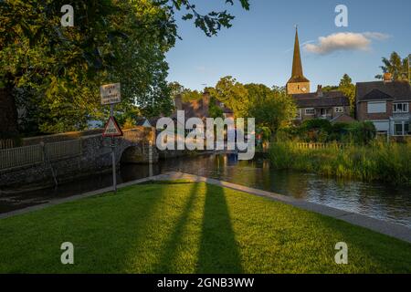 Der ford in Eynesford, Kent. An einem Sommerabend, mit dem Kirchturm von Saint Martin Eynsford in der Ferne Stockfoto