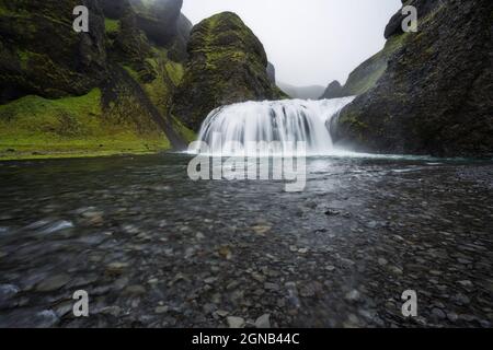 Schöne Stjornarfoss Wasserfälle in der Sommersaison. Island Stockfoto