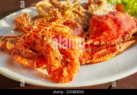 Gegrillte Meeresfrüchte-Platte mit Krabben und Garnelen mit Knoblauch, selektiver Fokus. Stockfoto