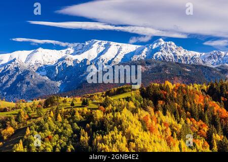 Brasov, Rumänien. Herbst im Dorf Moeciu. Die ländliche Landschaft in den Karpaten.