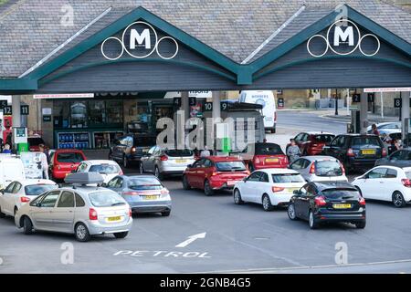 Sheffield, Großbritannien. 24. September 2021: Morrisons Supermarkt in Hillsborough, Sheffield, nördlich von England am Freitag, 24. September 2021. Kredit: Mark Harvey/Alamy Live Nachrichten Stockfoto