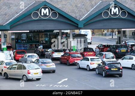 Sheffield, Großbritannien. 24. September 2021: Morrisons Supermarkt in Hillsborough, Sheffield, nördlich von England am Freitag, 24. September 2021. Kredit: Mark Harvey/Alamy Live Nachrichten Stockfoto