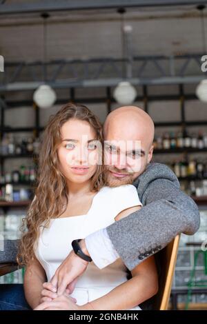 Europäisches junges Ehepaar, das im Restaurant sitzt Stockfoto