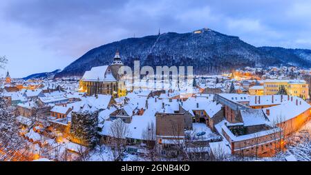 Brasov, Rumänien. Panoramablick auf die Altstadt und Tampa Berg in der Wintersaison. Stockfoto