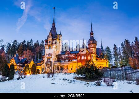 Schloss Peles im Winter in der Dämmerung. Sinaia, Kreis Prahova, Rumänien. Stockfoto