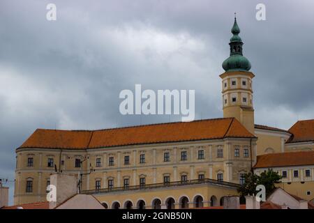 Blick auf das Schloss Mikulov in der Tschechischen Republik. Stockfoto