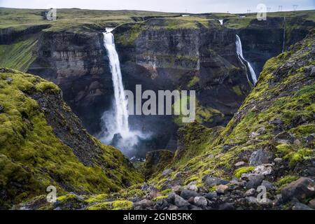 Dramatische Landschaft mit epischem Haifoss-Wasserfall im Landmannalaugar Canyon, Island Stockfoto