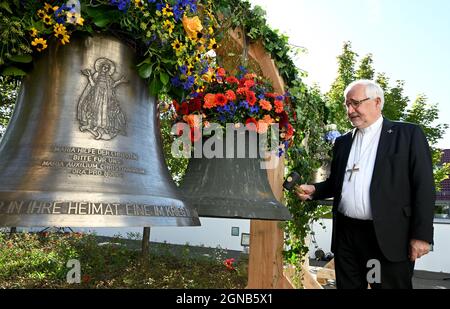 Aichtal, Deutschland. September 2021. Bischof Gebhard Fürst steht vor der Kirche 'Maria Hilf der Christen' vor einer Kirchenglocke (r), die an eine Pfarrei in Tschechien zurückgegeben werden soll, und einer neuen Glocke. Die Diözese startet das bisher einzigartige katholische Friedensprojekt „Friedensglocken für Europa“, indem sie in polnische und tschechische Pfarreien Kirchenglocken zurückkehrt, die einst vom Nazi-Regime in den sogenannten deutschen Ostgebieten niedergeschlagen und der Kriegsmaschine übergeben wurden. Quelle: Bernd Weißbrod/dpa/Alamy Live News Stockfoto