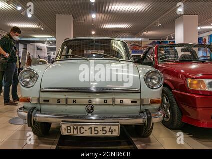 BRNO, TSCHECHISCHE REPUBLIK - Aug 28, 2021: Renovierter historischer Wagen Skoda 1000MB graue Vorderansicht. Demonstriert am Jahrestag der Gründung der Stockfoto